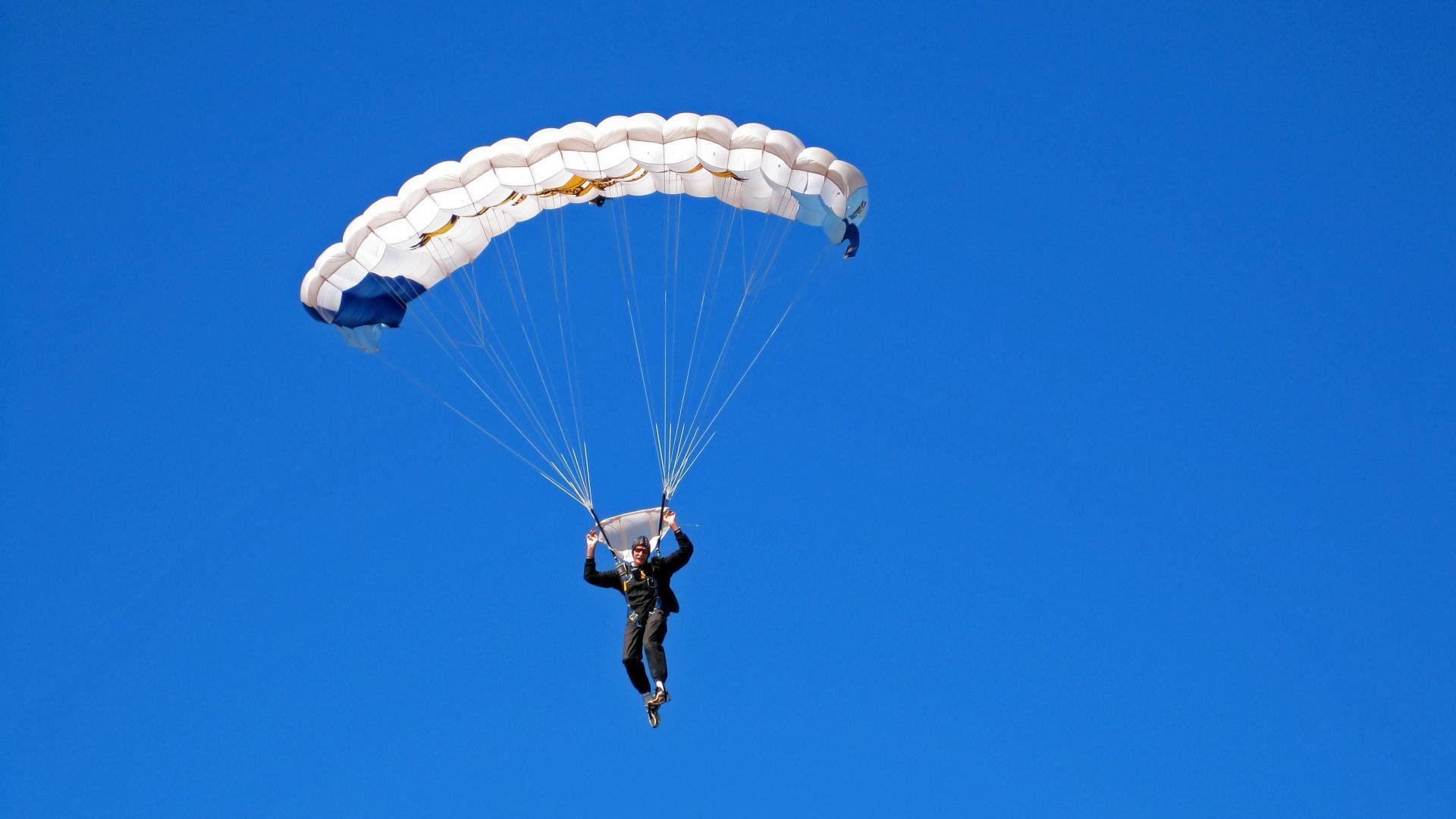 绿茵与硬木的交响，当西甲德比遇见京龙血拼
